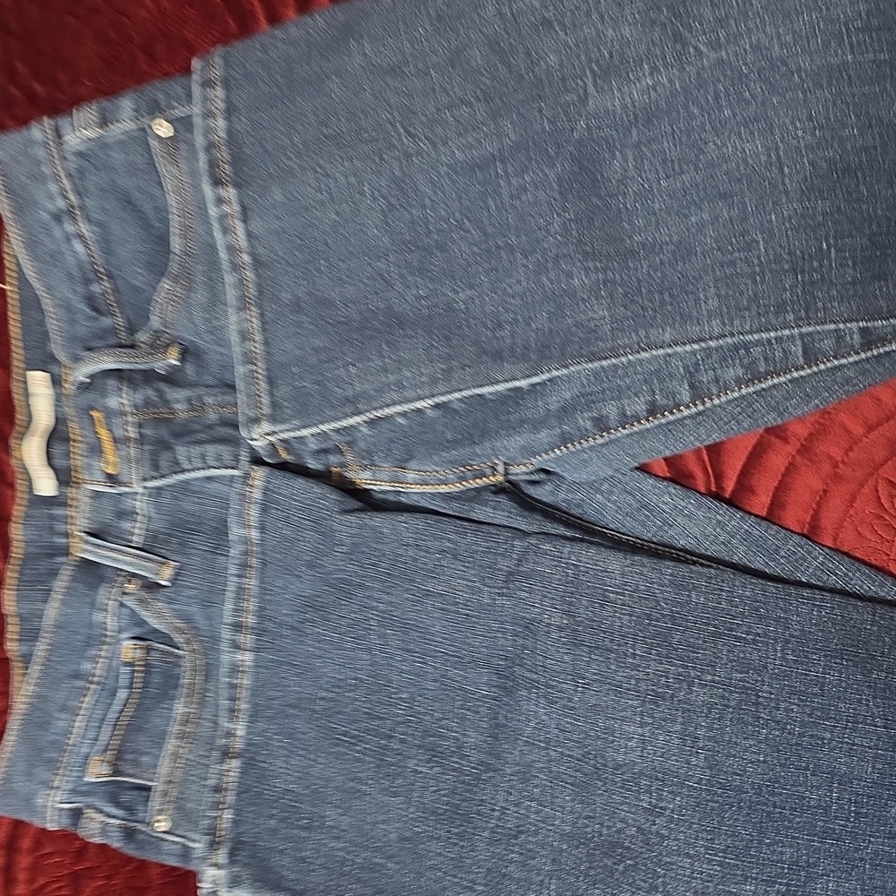 Levis - Picture 4 of 8